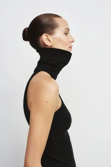 Топ с высоким воротником без рукавов- Заказать в России