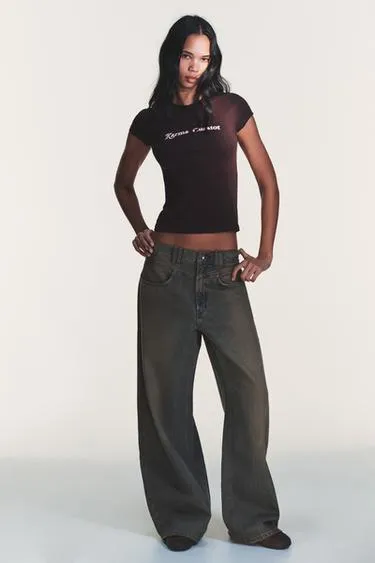 Футболка с надписью спереди