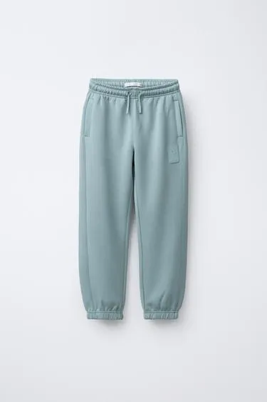 Спортивные брюки-джоггеры с прорезиненной нашивкой