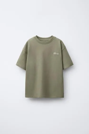 Футболка из плотной ткани с вышитой надписью