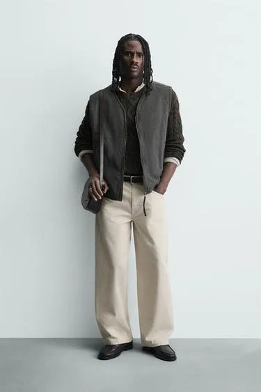 Жилет с эффектом потертости и отстрочкой