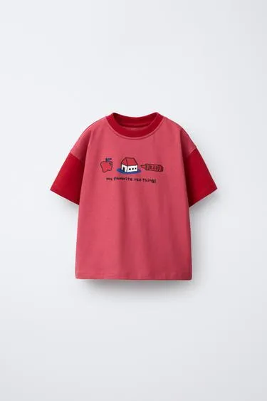 Футболка с контрастными рукавами и принтом