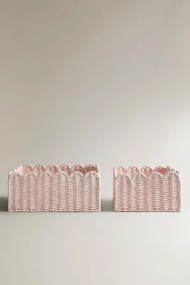 Корзина маленькая с лепестками