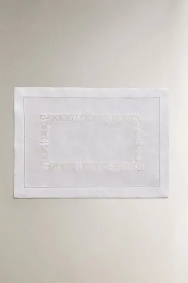 Салфетка с цветочной вышивкой и кантом- Заказать в России