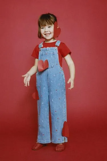 Длинный джинсовый комбинезон с вышивкой «сердца»