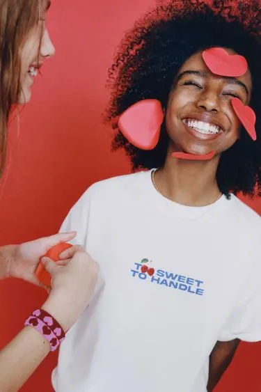 Футболка с принтом «вишни и конфеты»- Заказать в России