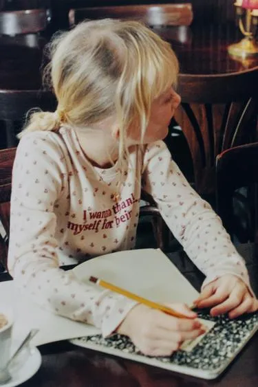 Футболка с цветочным принтом и надписью- Заказать в России