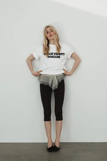 Футболка с надписью спереди