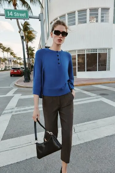 Свитер с широкими рукавами