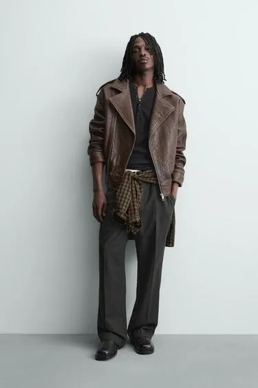 Кожаная куртка оверсайз в байкерском стиле