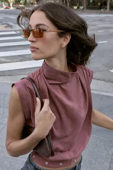 Топ из искусственной замши с пряжкой- Заказать в России