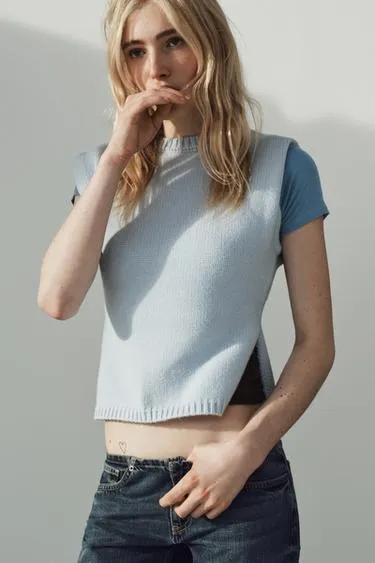 Трикотажный жилет с акцентными плечами- Заказать в России