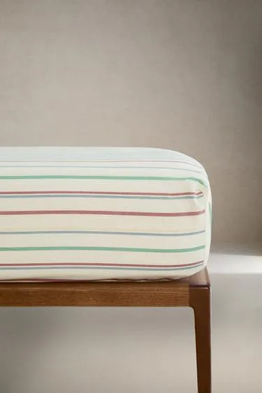 Детский простынь с полосками разных цветов с резинкой