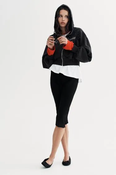 Толстовка с блестящей надписью