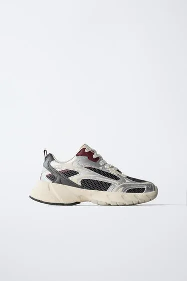 Спортивные кроссовки с сетчатыми деталями