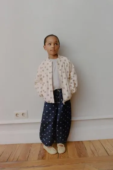 Стеганый бомбер в горошек