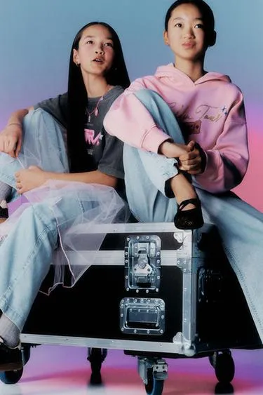 Футболка с эффектом потертости и принтом KPOP DEMON HUNTERS™ NETFLIX ©