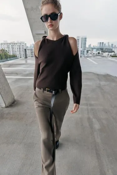 Свитер с вырезами- Заказать в России