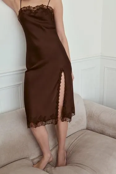 Атласное платье миди с кружевом