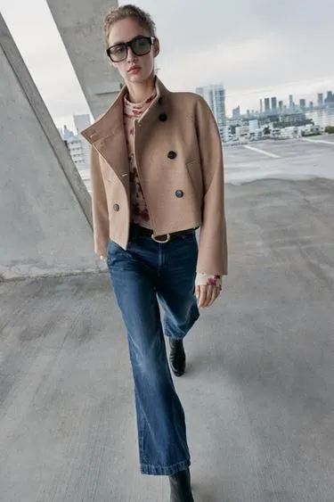 Короткое двубортное пальто с воротником-стойкой