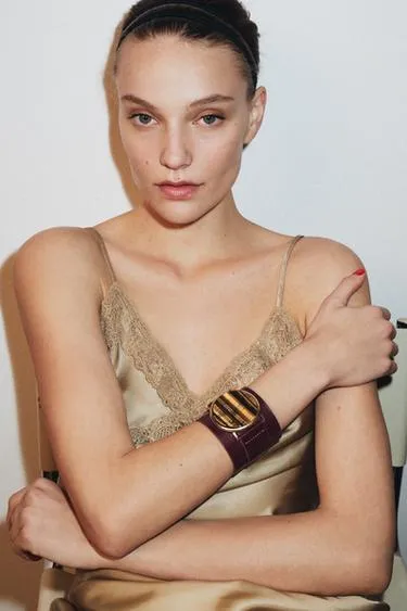 Браслет из натуральной кожи с камнем- Заказать в России