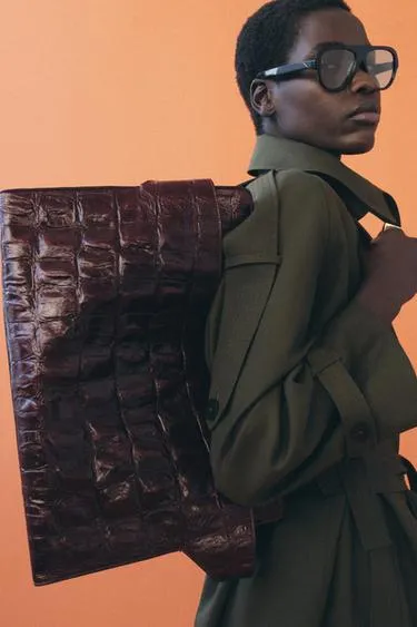 Большая кожаная сумка-сити с тиснением- Заказать в России