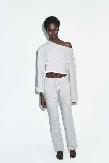 Расклешенные брюки с эффектом потертости