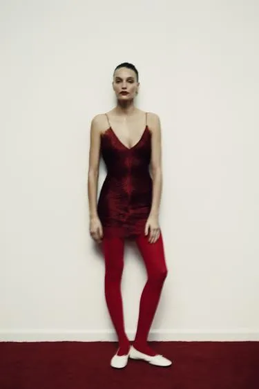 Короткое кружевное платье с бахромой