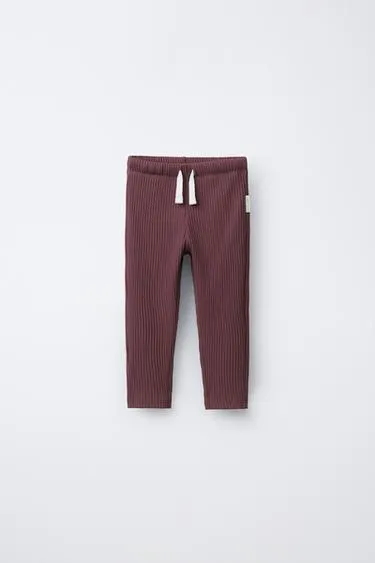 Однотонные легинсы с нашивкой