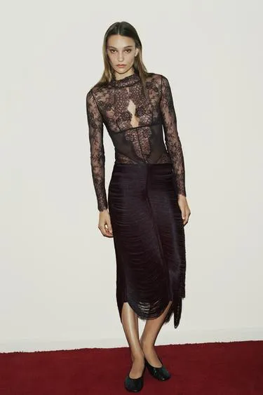 Комбинированное боди с кружевом и вырезом сзади- Заказать в России