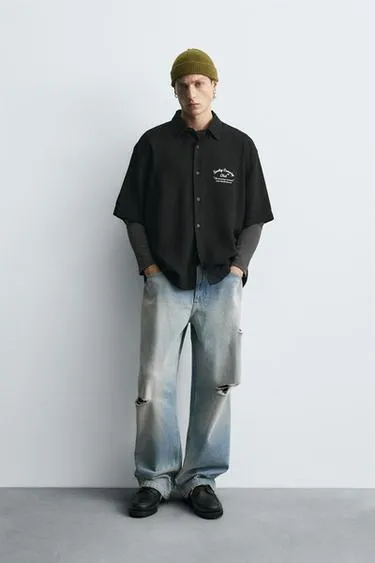 Рубашка с вышивкой и летящими линиями