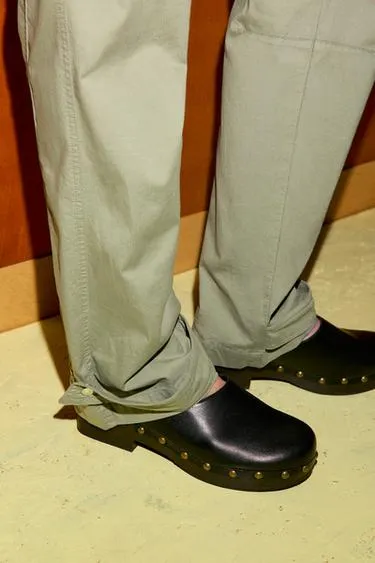 Сабо из кожи с заклепками