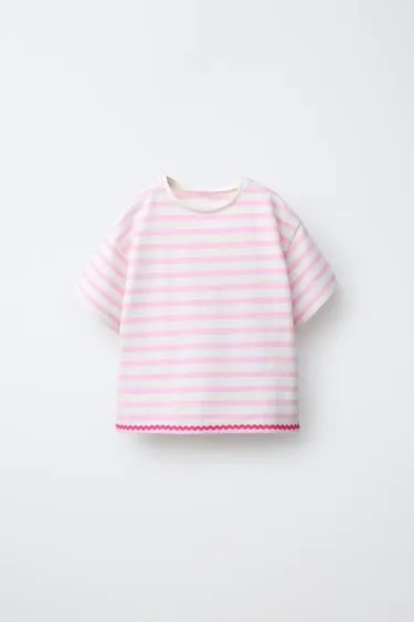 Футболка из ткани в полоску с воланом и волнистой отделкой