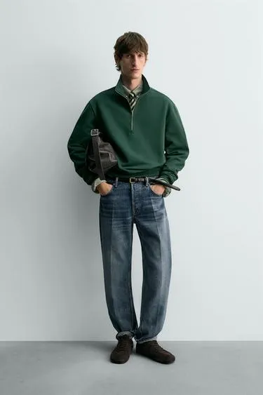 Толстовка классического кроя с воротником на молнии