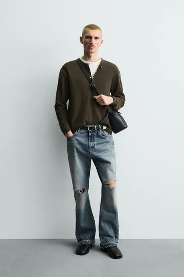 Расклешенные джинсы с разрезами