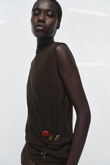 Набор из трех брошей-игл с камнями