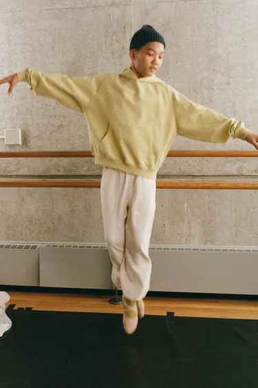 Толстовка с капюшоном и карманом- Заказать в России