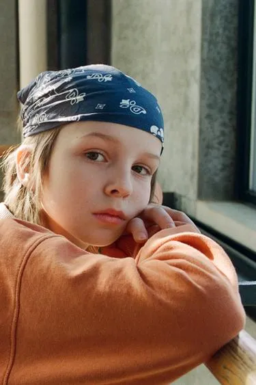 Толстовка с контрастным воротником и декоративными швами