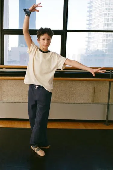 Футболка с контрастным вырезом- Заказать в России