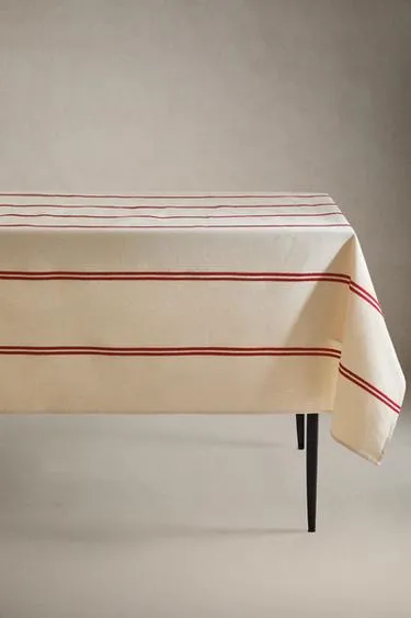 Скатерть с двойной вышитой полосой