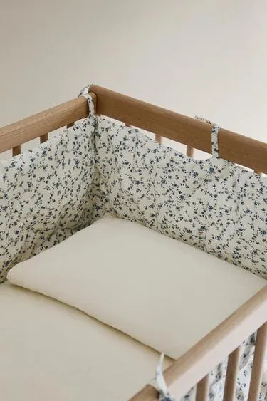 Синий чехол для борта кроватки с цветочным узором