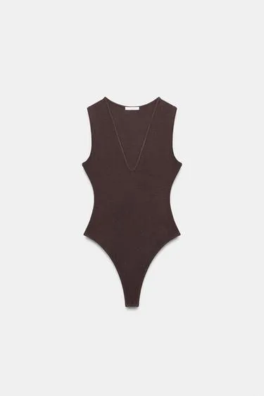 Боди приталенное с V-образным вырезом