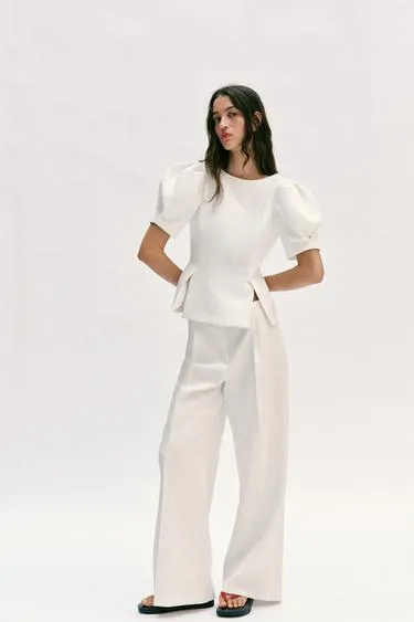 Топ с объемными рукавами