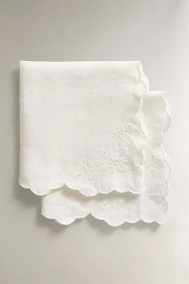 Набор льняных салфеток с вышивкой цветов (набор из 2 шт)- Заказать в России