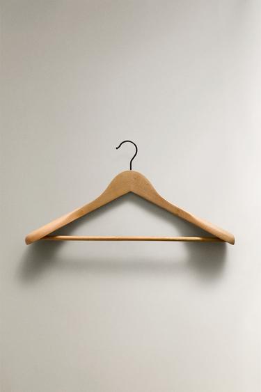 Zara Деревянная вешалка для одежды купить с доставкой.