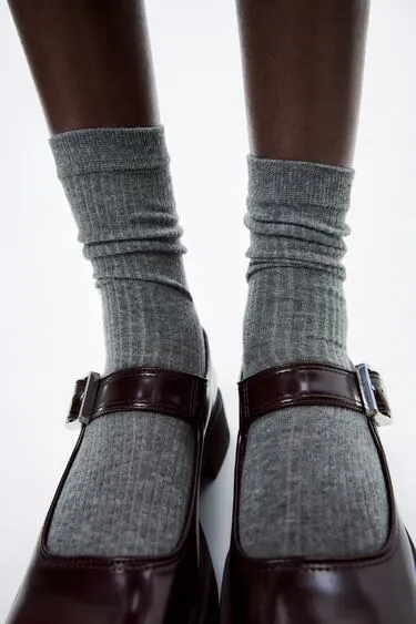 Носки из тонкого трикотажа в рубчик