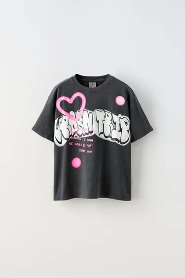 Футболка с эффектом потертости и принтом «граффити»- Заказать в России