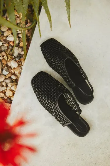 Туфли на плоской подошве с кожаными оплетками на задней части