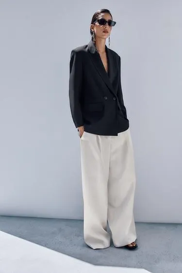 Пиджак с увеличенными плечами и двойной пуговицей