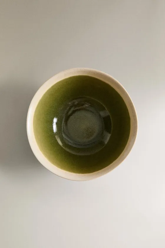 зеленая и бежевая керамическая миска для закусок